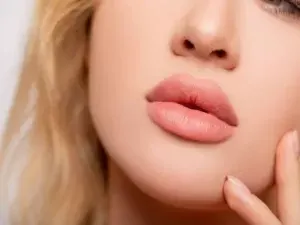 تزریق ژل لب مدل قلوه ای
